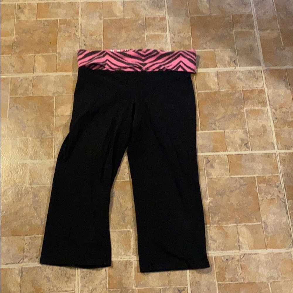 Victoria’s Secret pink cropped yoga leggings!